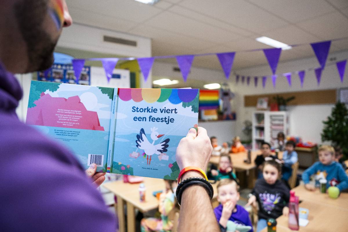 Docent leest een boek voor aan leerlingen in de klas.