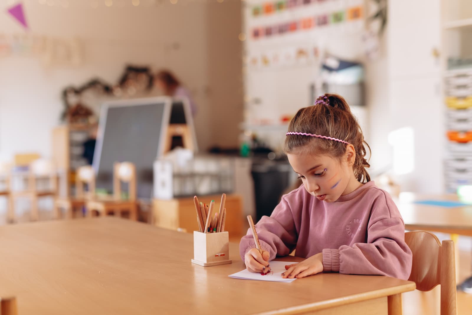 Leerling werkt zelfstandig aan een opdracht in de klas.