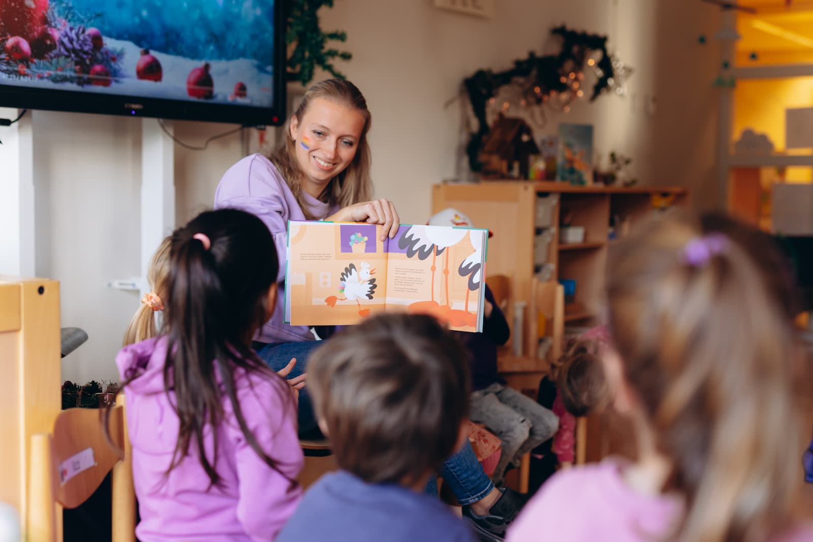 Kinderen luisteren naar een voorleessessie in de klas.