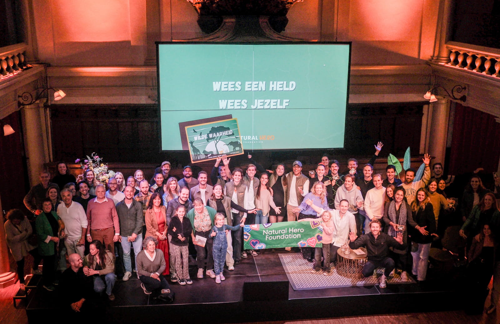 Groepsfoto van het team en betrokkenen van de Natural Hero Foundation.